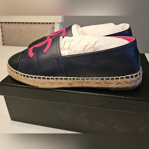 ❌️SOLD❌️CHANEL Navy Pink Lambskin CC Logo Espadrilles Size 40 EUC - Picture 2 of 15